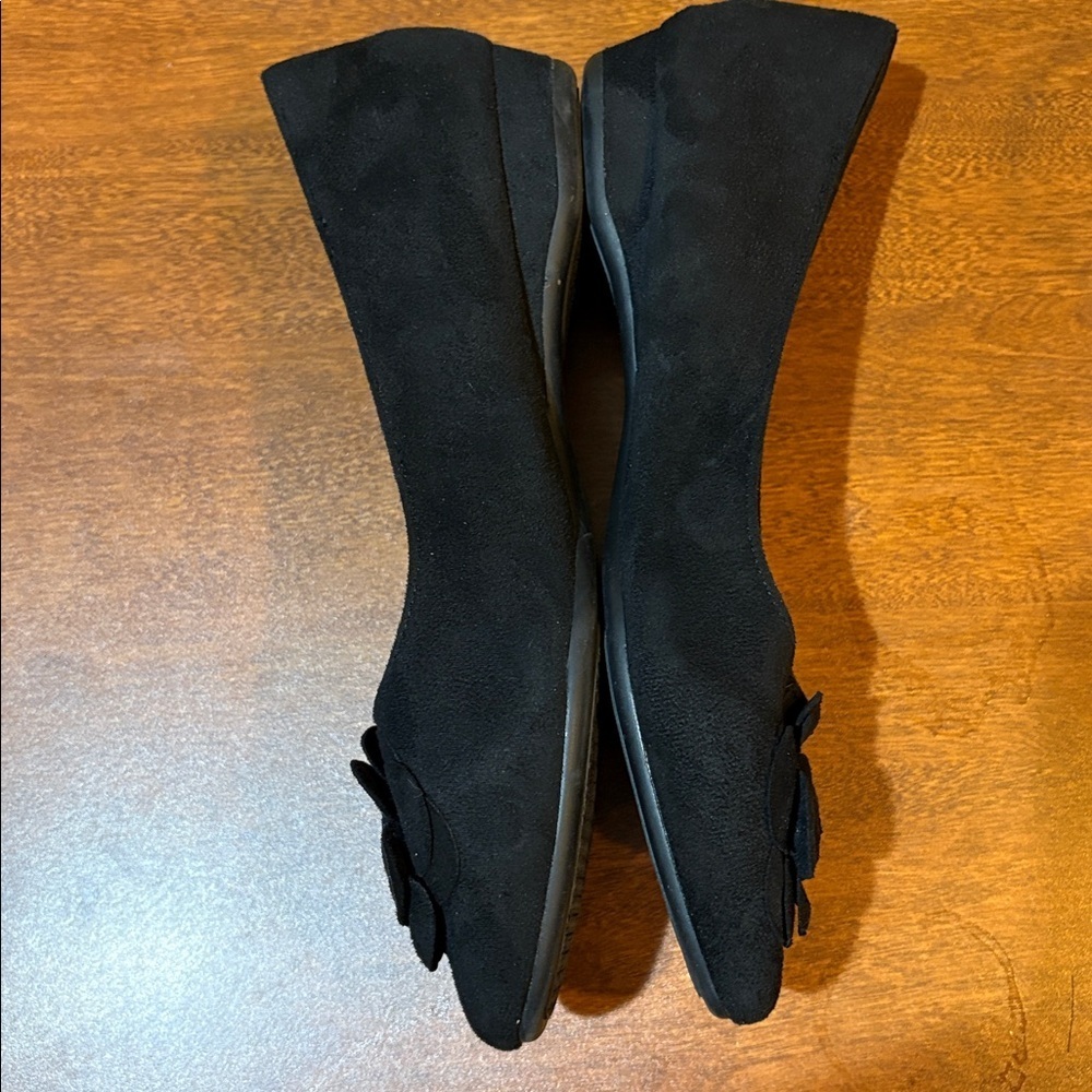 Comfortview Black Faux Suede Floral Slip-On Flats-Size 9M - Picture 3 of 9